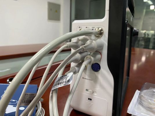 Moniteur cardiaque de patiente en soins intensifs en ambulance pour nouveau-nés adultes