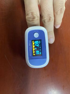 Oxymètre portatif d'impulsion de bout du doigt d'OLED médical pour la maison de clinique, moniteur de l'oxygène de sang