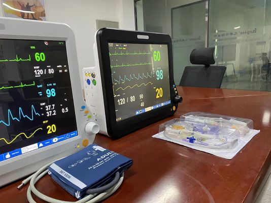 Un appareil cardiaque multilingue, avec électrocardiogramme.
