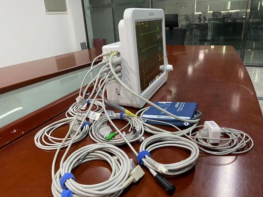 Moniteur vital de l' unité de soins intensifs de l' hôpital, moniteur de paramètres pour les patients adultes, pédiatriques et nouveau-nés.