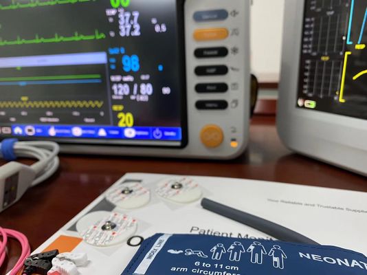 Moniteur multilingue du nouveau-né avec écran tactile 6 paramètres standard
