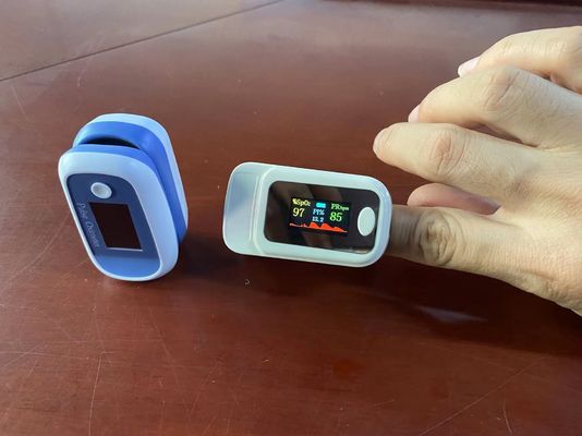 Moniteur de la saturation Spo2 de l'oxygène de sang d'oxymètre d'impulsion de doigt d'OLED pour la maison de clinique, moniteur de l'oxygène de sang