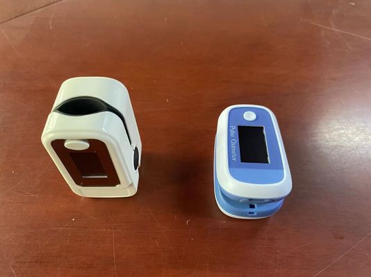 0.96 pouces OLED Pulse oxymètre à bout de doigt petit manuel réglable en quatre directions