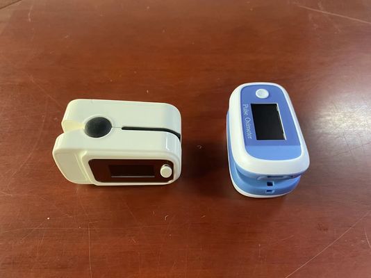 Oxymètre portatif d'impulsion de bout du doigt d'OLED médical pour la maison de clinique, moniteur de l'oxygène de sang